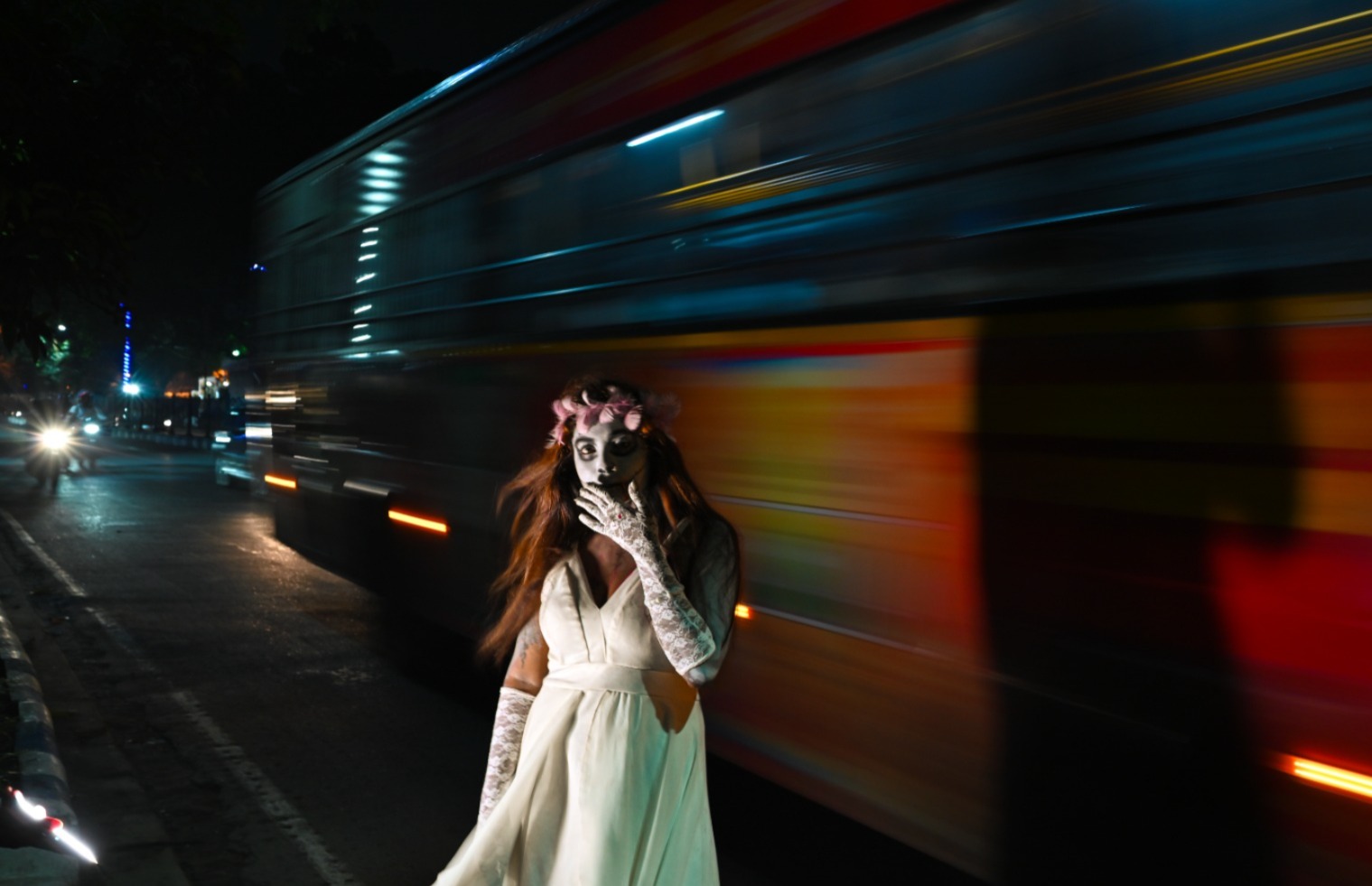 স্পন্দনের আয়োজকরা জানালেন, হ্যালোউইনের এই স্ট্রিট শো শুরু হয়েছিল ছোট পরিসরে, এখন তা হয়ে উঠেছে শহরের অন্যতম জনপ্রিয় অক্টোবর-উৎসব। এবারের আয়োজন ছিল আরও বড়, আরও প্রাণবন্ত। (ছবি তুলেছেন শুভম সাহা)